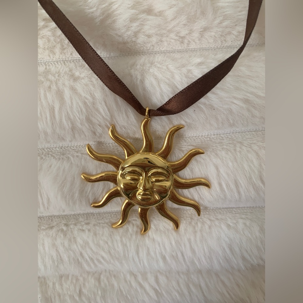 Lisa Says Gah sun face bow tie necklace